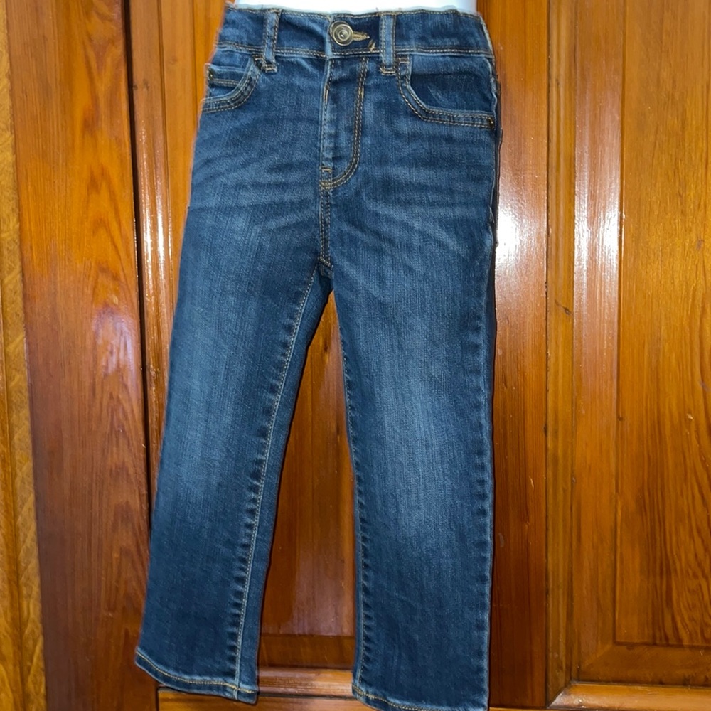 The children place Girls jeans